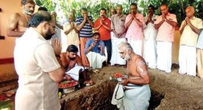 ഭരണിക്കാവ് ക്ഷേത്രത്തിൽ അലങ്കാരഗോപുരത്തിന് തറക്കല്ലിട്ടു ഭരണിക്കാവ് ക്ഷേത്രത്തിൽ അലങ്കാരഗോപുരത്തിന് തറക്കല്ലിട്ടു