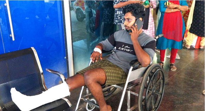 അപകടത്തിൽ പരിക്കേറ്റ യുവാവിന് കോന്നി മെഡിക്കൽ കോളേജിൽ ചികിത്സ നിഷേധിച്ചു അപകടത്തിൽ പരിക്കേറ്റ യുവാവിന് കോന്നി മെഡിക്കൽ കോളേജിൽ ചികിത്സ നിഷേധിച്ചു