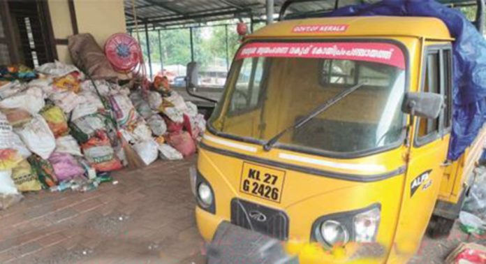 മാലിന്യം കയറ്റുന്ന പഞ്ചായത്ത് വക വാഹനം തകരാറിലായി ; കോയിപ്രം ഗ്രാമപഞ്ചായത്തിലെ മാലിന്യം നീക്കുന്നത് നിശ്ചലം മാലിന്യം കയറ്റുന്ന പഞ്ചായത്ത് വക വാഹനം തകരാറിലായി ; കോയിപ്രം ഗ്രാമപഞ്ചായത്തിലെ മാലിന്യം നീക്കുന്നത് നിശ്ചലം