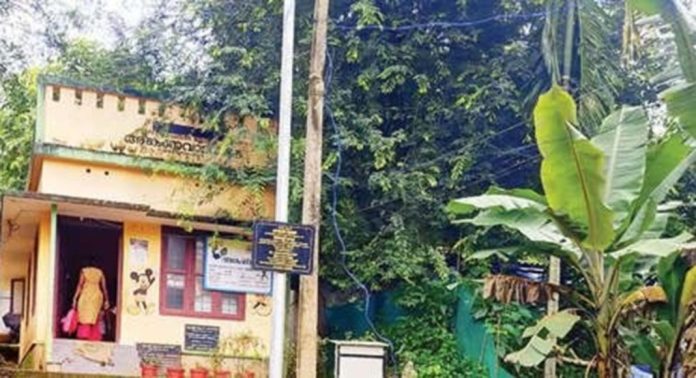 കോട്ടൂർ അങ്കണവാടി കെട്ടിടത്തോട് ചേർന്നുകിടക്കുന്ന വൈദ്യുതലൈൻ അപകടക്കെണി തീർക്കുന്നു കോട്ടൂർ അങ്കണവാടി കെട്ടിടത്തോട് ചേർന്നുകിടക്കുന്ന വൈദ്യുതലൈൻ അപകടക്കെണി തീർക്കുന്നു