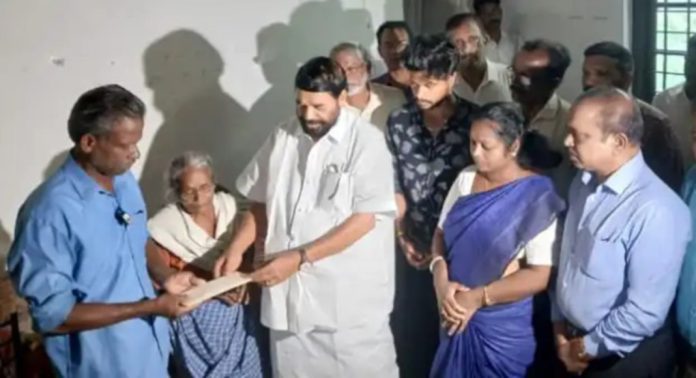 കോട്ടയം മെഡിക്കല് കോളേജ് അപകടത്തിൽ മരിച്ച ബിന്ദുവിന്റെ കുടുംബത്തിന് സർക്കാർ പ്രഖ്യാപിച്ച 10 ലക്ഷം രൂപ കൈമാറി കോട്ടയം മെഡിക്കല് കോളേജ് അപകടത്തിൽ മരിച്ച ബിന്ദുവിന്റെ കുടുംബത്തിന് സർക്കാർ പ്രഖ്യാപിച്ച 10 ലക്ഷം രൂപ കൈമാറി