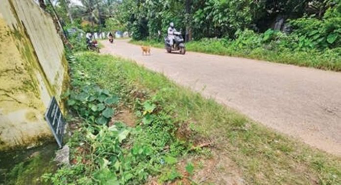 പള്ളിക്കൽ ഗ്രാമപ്പഞ്ചായത്തിലെ ആരോഗ്യ ഉപകേന്ദ്രത്തിനു മുൻപിൽ അപകടകരമായനിലയിൽ കുഴികൾ പള്ളിക്കൽ ഗ്രാമപ്പഞ്ചായത്തിലെ ആരോഗ്യ ഉപകേന്ദ്രത്തിനു മുൻപിൽ അപകടകരമായനിലയിൽ കുഴികൾ