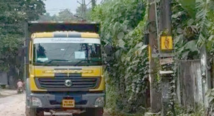 ടിപ്പർ ലോറികളിൽ അലക്ഷ്യമായി മണ്ണ് കൊണ്ടുപോകുന്നതിനെതിരെ പരാതി ടിപ്പർ ലോറികളിൽ അലക്ഷ്യമായി മണ്ണ് കൊണ്ടുപോകുന്നതിനെതിരെ പരാതി