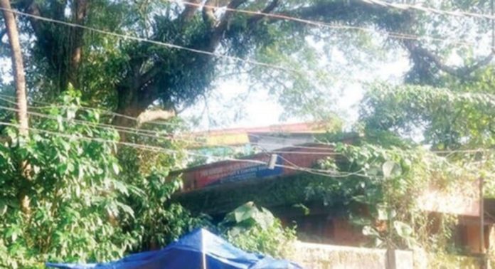 മല്ലപ്പള്ളി ടൗണിലെ പഴയ സിഐ ഓഫീസ് കാട് കയറി മല്ലപ്പള്ളി ടൗണിലെ പഴയ സിഐ ഓഫീസ് കാട് കയറി