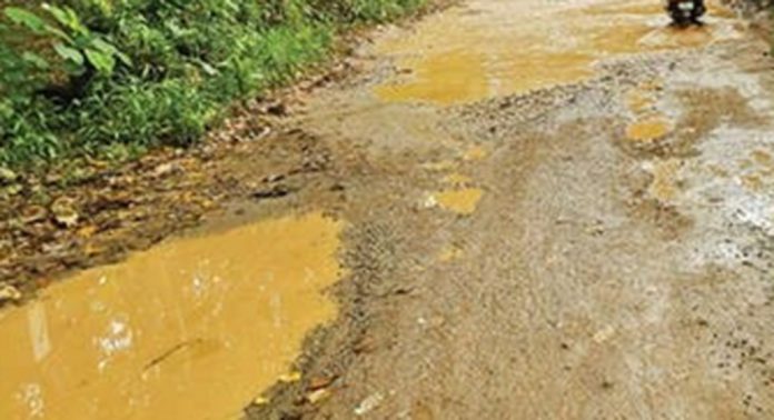 കുണ്ടും കുഴിയും നിറഞ്ഞ് മണ്ണടി ചെട്ടിയാരഴികത്ത് കടവ് പാലത്തിലേക്കുള്ള റോഡ് കുണ്ടും കുഴിയും നിറഞ്ഞ് മണ്ണടി ചെട്ടിയാരഴികത്ത് കടവ് പാലത്തിലേക്കുള്ള റോഡ്