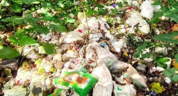 മല്ലപ്പള്ളി വില്ലേജ് ഓഫീസിന് സമീപം മാലിന്യം കുന്നു കൂടുന്നു മല്ലപ്പള്ളി വില്ലേജ് ഓഫീസിന് സമീപം മാലിന്യം കുന്നു കൂടുന്നു