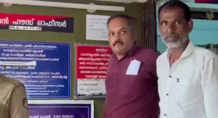 കാര് വീട്ടുമുറ്റത്ത് ഇടുന്നത് തടഞ്ഞ വിരോധത്താല് വീടുകയറി ആക്രമണം ; രണ്ട് പേരെ പെരുമ്പെട്ടി പോലീസ് പിടികൂടി കാര് വീട്ടുമുറ്റത്ത് ഇടുന്നത് തടഞ്ഞ വിരോധത്താല് വീടുകയറി ആക്രമണം ; രണ്ട് പേരെ പെരുമ്പെട്ടി പോലീസ് പിടികൂടി