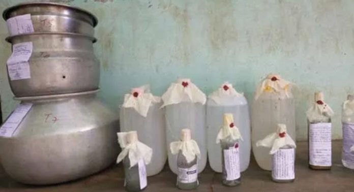 മല്ലപ്പള്ളിയില് ഓണം ലക്ഷ്യമിട്ട് തയാറാക്കിയ ചാരായവും കോടയും എക്സൈസ് സംഘം പിടികൂടി മല്ലപ്പള്ളിയില് ഓണം ലക്ഷ്യമിട്ട് തയാറാക്കിയ ചാരായവും കോടയും എക്സൈസ് സംഘം പിടികൂടി