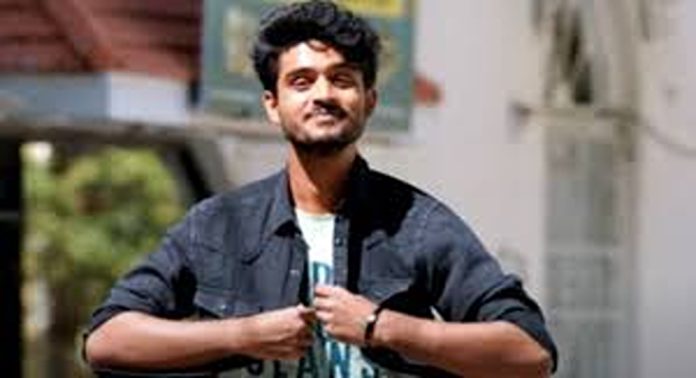 വാഹനം വഴിമാറ്റുന്നതിനെ ചൊല്ലി സുരേഷ് ഗോപിയുടെ മകൻ മാധവും കോണ്ഗ്രസ് നേതാവുമായി നടു റോഡില് തര്ക്കം വാഹനം വഴിമാറ്റുന്നതിനെ ചൊല്ലി സുരേഷ് ഗോപിയുടെ മകൻ മാധവും കോണ്ഗ്രസ് നേതാവുമായി നടു റോഡില് തര്ക്കം