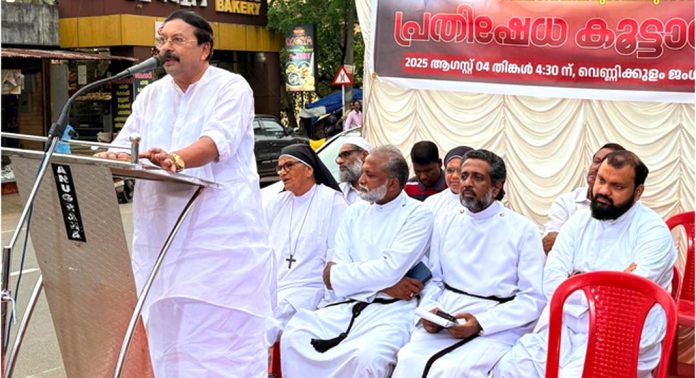 വെണ്ണിക്കുളത്ത് മതനിരപേക്ഷ ജനകീയ മുന്നണിയുടെ നേതൃത്വത്തിൽ പ്രതിഷേധ കൂട്ടായ്മ നടത്തി വെണ്ണിക്കുളത്ത് മതനിരപേക്ഷ ജനകീയ മുന്നണിയുടെ നേതൃത്വത്തിൽ പ്രതിഷേധ കൂട്ടായ്മ നടത്തി