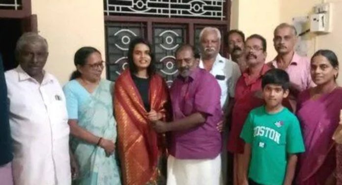 എം.എസ്.സി സുവോളജിയിൽ നാലാം റാങ്ക് നേടിയ കൃതികാ ദാസിനെ അഭിനന്ദിച്ചു എം.എസ്.സി സുവോളജിയിൽ നാലാം റാങ്ക് നേടിയ കൃതികാ ദാസിനെ അഭിനന്ദിച്ചു