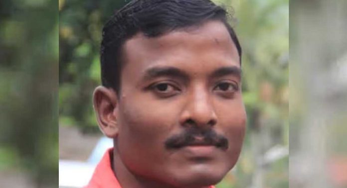 മിനിലോറി ഇടിച്ച് ബൈക്ക് യാത്രക്കാരനായ യുവാവിന് ദാരുണാന്ത്യം മിനിലോറി ഇടിച്ച് ബൈക്ക് യാത്രക്കാരനായ യുവാവിന് ദാരുണാന്ത്യം