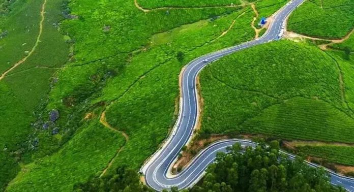 മണ്ണിടിച്ചിൽ ഭീഷണിയെ തുടർന്ന് മൂന്നാർ ഗ്യാപ്പ് റോഡിൽ രാത്രി യാത്ര നിരോധിച്ചു മണ്ണിടിച്ചിൽ ഭീഷണിയെ തുടർന്ന് മൂന്നാർ ഗ്യാപ്പ് റോഡിൽ രാത്രി യാത്ര നിരോധിച്ചു
