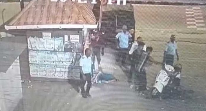 ബാറിനു മുൻപിലുണ്ടായ സംഘർഷത്തിൽ രണ്ടുപേർക്ക് പരിക്ക് ബാറിനു മുൻപിലുണ്ടായ സംഘർഷത്തിൽ രണ്ടുപേർക്ക് പരിക്ക്