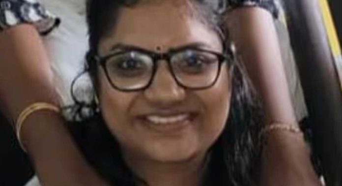 മൂന്നുപീടികയിൽ ടാങ്കർ ലോറി സ്കൂട്ടറിൽ ഇടിച്ചുണ്ടായ അപകടത്തിൽ ഗുരുതരമായി പരിക്കേറ്റ യുവതി മരിച്ചു മൂന്നുപീടികയിൽ ടാങ്കർ ലോറി സ്കൂട്ടറിൽ ഇടിച്ചുണ്ടായ അപകടത്തിൽ ഗുരുതരമായി പരിക്കേറ്റ യുവതി മരിച്ചു
