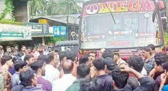 പേരാമ്പ്രയില് സ്വകാര്യ ബസിടിച്ച് വിദ്യാര്ത്ഥി മരിച്ച സംഭവത്തില് ബസ് പെര്മിറ്റ് 3 മാസത്തേക്ക് റദ്ദ് ചെയ്യാൻ നിർദേശം പേരാമ്പ്രയില് സ്വകാര്യ ബസിടിച്ച് വിദ്യാര്ത്ഥി മരിച്ച സംഭവത്തില് ബസ് പെര്മിറ്റ് 3 മാസത്തേക്ക് റദ്ദ് ചെയ്യാൻ നിർദേശം