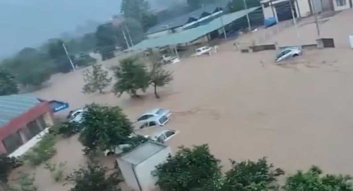 ജമ്മു കശ്മീരിൽ കനത്ത മഴ തുടരുന്നു ; മഴക്കെടുതിയിൽ ഇതുവരെ 13 പേർക്ക് ജീവൻ നഷ്ടമായി ജമ്മു കശ്മീരിൽ കനത്ത മഴ തുടരുന്നു ; മഴക്കെടുതിയിൽ ഇതുവരെ 13 പേർക്ക് ജീവൻ നഷ്ടമായി