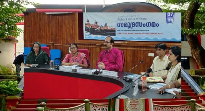 കേരളത്തില് സമുദ്രമത്സ്യബന്ധനത്തിന് പോകുന്നവരില് 58 ശതമാനവും അതിഥി തൊഴിലാളികളെന്ന് സിഎംഎഫ്ആര്ഐ പഠനം കേരളത്തില് സമുദ്രമത്സ്യബന്ധനത്തിന് പോകുന്നവരില് 58 ശതമാനവും അതിഥി തൊഴിലാളികളെന്ന് സിഎംഎഫ്ആര്ഐ പഠനം