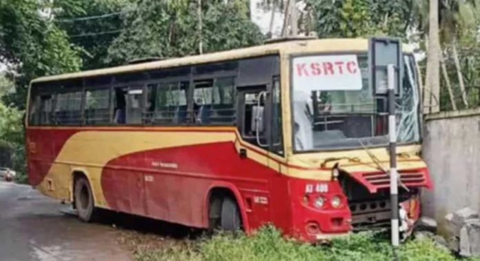 കെഎസ്ആര്ടിസി ബസ് എതിരെ വന്ന ബൈക്കുമായി കൂട്ടിയിടിച്ചു ; അദ്ഭുതകരമായി രക്ഷപെട്ട് യുവാക്കൾ കെഎസ്ആര്ടിസി ബസ് എതിരെ വന്ന ബൈക്കുമായി കൂട്ടിയിടിച്ചു ; അദ്ഭുതകരമായി രക്ഷപെട്ട് യുവാക്കൾ
