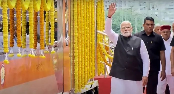 പതിനൊന്നാമത്തെ വന്ദേഭാരത് എക്സ്പ്രസ് പ്രധാനമന്ത്രി നരേന്ദ്ര മോദി ബെംഗളൂരുവിൽ ഫ്ലാഗ് ഓഫ് ചെയ്തു പതിനൊന്നാമത്തെ വന്ദേഭാരത് എക്സ്പ്രസ് പ്രധാനമന്ത്രി നരേന്ദ്ര മോദി ബെംഗളൂരുവിൽ ഫ്ലാഗ് ഓഫ് ചെയ്തു