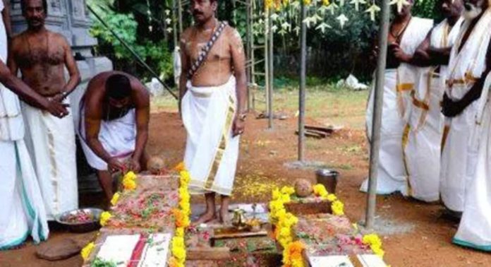 നാരങ്ങാനം മഠത്തുംപടി ഭദ്രകാളി ക്ഷേത്രത്തിലെ പുതിയ ശ്രീകോവിലിന്റെയും നമസ്കാര മണ്ഡപത്തിന്റെയും ഉത്തരം വെയ്പ് നടന്നു നാരങ്ങാനം മഠത്തുംപടി ഭദ്രകാളി ക്ഷേത്രത്തിലെ പുതിയ ശ്രീകോവിലിന്റെയും നമസ്കാര മണ്ഡപത്തിന്റെയും ഉത്തരം വെയ്പ് നടന്നു
