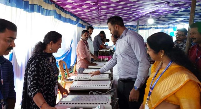 തദ്ദേശ തിരഞ്ഞെടുപ്പ് : വോട്ടിംഗ് മെഷീനുകളുടെ പരിശോധന പൂര്ത്തിയായി തദ്ദേശ തിരഞ്ഞെടുപ്പ് : വോട്ടിംഗ് മെഷീനുകളുടെ പരിശോധന പൂര്ത്തിയായി