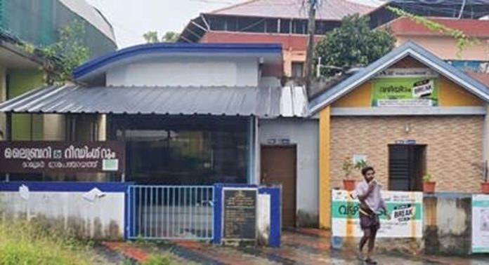 ഓമല്ലൂർ ചന്തയ്ക്കുള്ളിലെ വഴിയിടത്തിലെ ശൗചാലയത്തിൽ നിന്ന് അസഹനീയമായ ദുര്ഗന്ധം ; വലഞ്ഞ് ജനങ്ങള് ഓമല്ലൂർ ചന്തയ്ക്കുള്ളിലെ വഴിയിടത്തിലെ ശൗചാലയത്തിൽ നിന്ന് അസഹനീയമായ ദുര്ഗന്ധം ; വലഞ്ഞ് ജനങ്ങള്