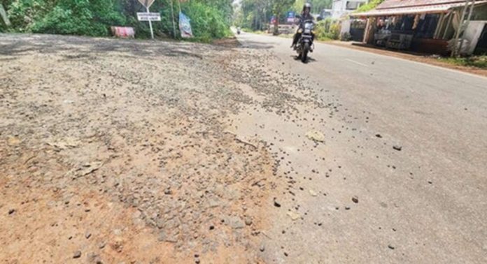 റോഡുപണിക്കായി നിരത്തിയ മെറ്റൽ നിരന്നു കിടക്കുന്നു ; അപകടഭീഷണിയില് ആനയടി-കൂടൽ റോഡ് റോഡുപണിക്കായി നിരത്തിയ മെറ്റൽ നിരന്നു കിടക്കുന്നു ; അപകടഭീഷണിയില് ആനയടി-കൂടൽ റോഡ്