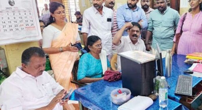പള്ളിക്കൽ പഞ്ചായത്തിലെ യുഡിഎഫ് അംഗങ്ങൾ അടൂർ വാട്ടർ അതോറിറ്റി ഓഫീസ് ഉപരോധിച്ചു പള്ളിക്കൽ പഞ്ചായത്തിലെ യുഡിഎഫ് അംഗങ്ങൾ അടൂർ വാട്ടർ അതോറിറ്റി ഓഫീസ് ഉപരോധിച്ചു