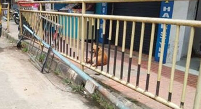 അപകടാവസ്ഥയില് വഴിവിളക്കിനായി സ്ഥാപിച്ചിട്ടുള്ള വിളക്കുകാലുകൾ അപകടാവസ്ഥയില് വഴിവിളക്കിനായി സ്ഥാപിച്ചിട്ടുള്ള വിളക്കുകാലുകൾ