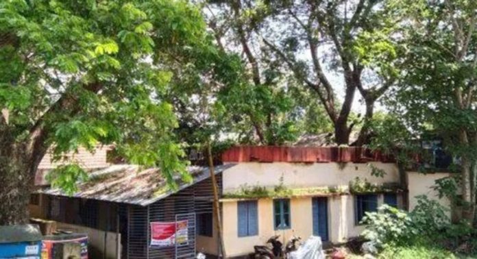 ജീർണാവസ്ഥയിലായി പന്തളം സബ് ട്രഷറി കെട്ടിടം ജീർണാവസ്ഥയിലായി പന്തളം സബ് ട്രഷറി കെട്ടിടം