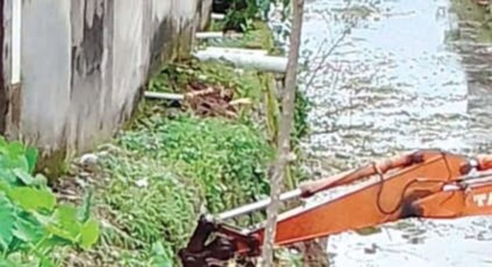മുട്ടാർ നീർച്ചാൽ വൃത്തിയാക്കുന്ന പണി തുടരുമ്പോൾ കണ്ടെത്തിയത് മലിനജലം നീർച്ചാലിലേക്ക് ഒഴുക്കാനായി വെച്ചിട്ടുള്ള പൈപ്പുകൾ മുട്ടാർ നീർച്ചാൽ വൃത്തിയാക്കുന്ന പണി തുടരുമ്പോൾ കണ്ടെത്തിയത് മലിനജലം നീർച്ചാലിലേക്ക് ഒഴുക്കാനായി വെച്ചിട്ടുള്ള പൈപ്പുകൾ