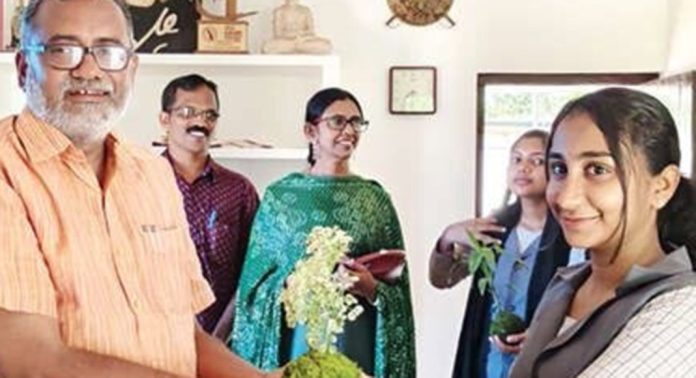 കൃഷിമന്ത്രിക്ക് പായൽപന്ത് നൽകി തോട്ടക്കോണം ഗവ. ഹയർസെക്കൻഡറി സ്കൂളിലെ എൻഎസ്എസ് വൊളന്റിയർമാർ കൃഷിമന്ത്രിക്ക് പായൽപന്ത് നൽകി തോട്ടക്കോണം ഗവ. ഹയർസെക്കൻഡറി സ്കൂളിലെ എൻഎസ്എസ് വൊളന്റിയർമാർ