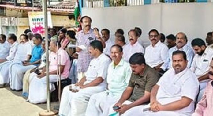 യുഡിഎഫ് പന്തളം, കുരമ്പാല മണ്ഡലം കമ്മിറ്റികളുടെ നേതൃത്വത്തിൽ പന്തളം നഗരസഭയിലേക്ക് മാര്ച്ച് നടത്തി യുഡിഎഫ് പന്തളം, കുരമ്പാല മണ്ഡലം കമ്മിറ്റികളുടെ നേതൃത്വത്തിൽ പന്തളം നഗരസഭയിലേക്ക് മാര്ച്ച് നടത്തി
