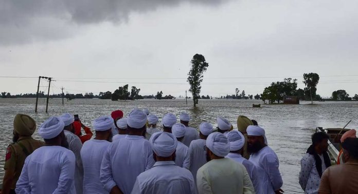 പഞ്ചാബിൽ പ്രളയം രൂക്ഷം ; 1,018 ഗ്രാമങ്ങൾ വെള്ളത്തിനടിയിൽ പഞ്ചാബിൽ പ്രളയം രൂക്ഷം ; 1,018 ഗ്രാമങ്ങൾ വെള്ളത്തിനടിയിൽ