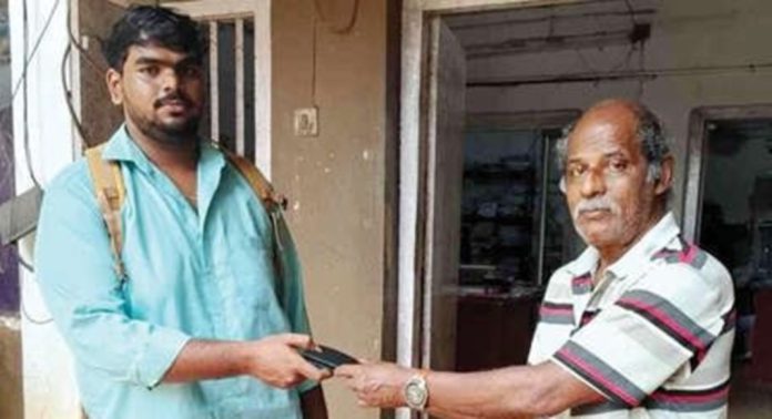 കളഞ്ഞു കിട്ടിയ പേഴ്സ് ഉടമയെ തിരികെയേൽപ്പിച്ച് പുളിക്കീഴ് സ്വദേശി കളഞ്ഞു കിട്ടിയ പേഴ്സ് ഉടമയെ തിരികെയേൽപ്പിച്ച് പുളിക്കീഴ് സ്വദേശി