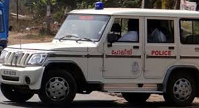 സ്വയം മുറിവേല്പ്പിച്ച് രക്തം വാര്ന്ന് അവശനായി ; ആശുപത്രിയില് എത്തിച്ച പോലീസിനോട് പറഞ്ഞത് പതിനഞ്ചു വയസുള്ള മകന് വെട്ടിയെന്ന് ; നെട്ടോട്ടമോടി പോലീസ് സ്വയം മുറിവേല്പ്പിച്ച് രക്തം വാര്ന്ന് അവശനായി ; ആശുപത്രിയില് എത്തിച്ച പോലീസിനോട് പറഞ്ഞത് പതിനഞ്ചു വയസുള്ള മകന് വെട്ടിയെന്ന് ; നെട്ടോട്ടമോടി പോലീസ്