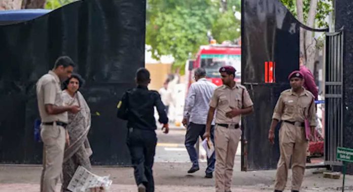 ഡൽഹിയിലെ സ്കൂളുകൾക്ക് വീണ്ടും ബോംബ് ഭീഷണി ഡൽഹിയിലെ സ്കൂളുകൾക്ക് വീണ്ടും ബോംബ് ഭീഷണി