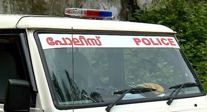 പത്തനംതിട്ട കീഴ്വായ്പൂരിൽ 61കാരിയെ പോലീസ് ഉദ്യോഗസ്ഥന്റെ ഭാര്യ തീകൊളുത്തി കൊലപ്പെടുത്താൻ ശ്രമിച്ചെന്ന കേസില് ഏറെ ദുരൂഹതയെന്ന് പോലീസ് പത്തനംതിട്ട കീഴ്വായ്പൂരിൽ 61കാരിയെ പോലീസ് ഉദ്യോഗസ്ഥന്റെ ഭാര്യ തീകൊളുത്തി കൊലപ്പെടുത്താൻ ശ്രമിച്ചെന്ന കേസില് ഏറെ ദുരൂഹതയെന്ന് പോലീസ്