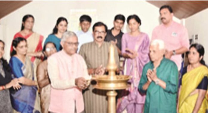 നേതാജി ഹയര്സെക്കന്ഡറി സ്കൂളിന്റെ ആദ്യ കുട്ടിഗവേഷക അവാര്ഡ് പ്ലസ് വണ് സയന്സ് വിദ്യാര്ഥി അഭിഷേക് പി. നായര്ക്ക് സമ്മാനിച്ചു നേതാജി ഹയര്സെക്കന്ഡറി സ്കൂളിന്റെ ആദ്യ കുട്ടിഗവേഷക അവാര്ഡ് പ്ലസ് വണ് സയന്സ് വിദ്യാര്ഥി അഭിഷേക് പി. നായര്ക്ക് സമ്മാനിച്ചു