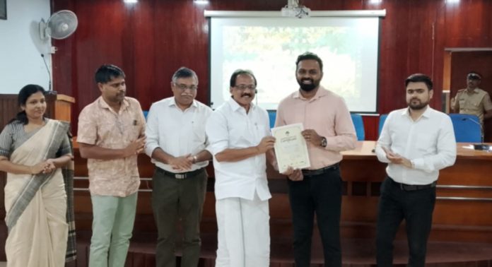 മികച്ച ശുചിത്വ നിലവാരം പുലർത്തിയ സ്ഥാപനങ്ങൾക്ക് സർട്ടിഫിക്കറ്റുകൾ വിതരണം ചെയ്തു മികച്ച ശുചിത്വ നിലവാരം പുലർത്തിയ സ്ഥാപനങ്ങൾക്ക് സർട്ടിഫിക്കറ്റുകൾ വിതരണം ചെയ്തു
