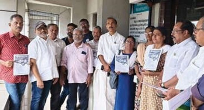 എൽഐസി ഏജന്റുമാര് പ്രതിഷേധദിനാചരണം നടത്തി എൽഐസി ഏജന്റുമാര് പ്രതിഷേധദിനാചരണം നടത്തി