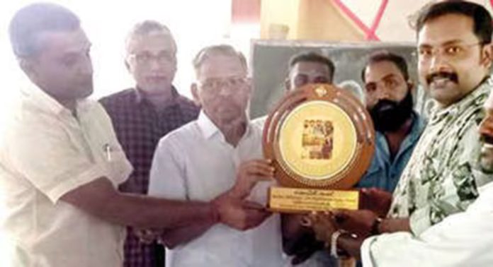 വലംപിരി ശംഖ് സിനിമയിലെ അഭിനേത്രികളായ പൂർവ്വവിദ്യാർത്ഥികളെ കെആർപിഎം ഹയർ സെക്കൻഡറി സ്കൂൾ മാനേജ്മെന്റും പിടിഎയും ചേർന്ന് ആദരിച്ചു വലംപിരി ശംഖ് സിനിമയിലെ അഭിനേത്രികളായ പൂർവ്വവിദ്യാർത്ഥികളെ കെആർപിഎം ഹയർ സെക്കൻഡറി സ്കൂൾ മാനേജ്മെന്റും പിടിഎയും ചേർന്ന് ആദരിച്ചു