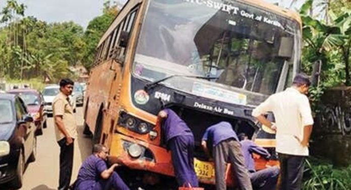 പുല്ലാട് പൈപ്പ് ലൈൻ സ്ഥാപിക്കാൻ കുഴിച്ച കുഴിയിൽവീണ് കെഎസ്ആർടിസി സ്വിഫ്റ്റ് ബസ് പുല്ലാട് പൈപ്പ് ലൈൻ സ്ഥാപിക്കാൻ കുഴിച്ച കുഴിയിൽവീണ് കെഎസ്ആർടിസി സ്വിഫ്റ്റ് ബസ്
