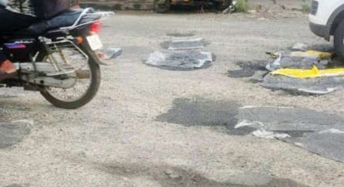 പുല്ലാട് ജംഗ്ഷനില് ഗതാഗതക്കുരുക്കിന് കാരണമായ കുഴികൾ ഭാഗികമായി അടച്ചു പുല്ലാട് ജംഗ്ഷനില് ഗതാഗതക്കുരുക്കിന് കാരണമായ കുഴികൾ ഭാഗികമായി അടച്ചു