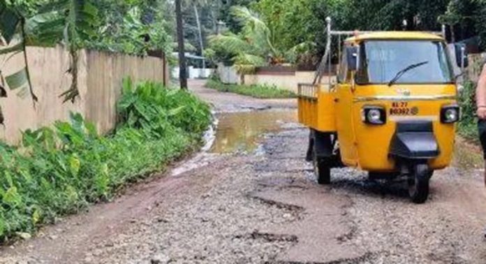 തകർന്നു തരിപ്പണമായി പെരിങ്ങര കൊട്ടാണിപ്രാൽ – പുതുക്കുളങ്ങര റോഡ് തകർന്നു തരിപ്പണമായി പെരിങ്ങര കൊട്ടാണിപ്രാൽ – പുതുക്കുളങ്ങര റോഡ്