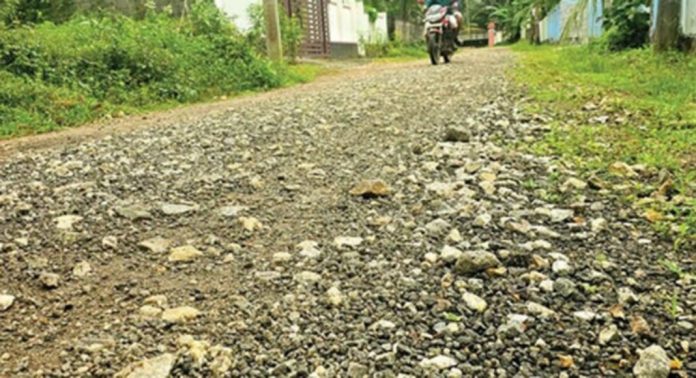 റോഡുപണി തീര്ന്നില്ല ; ഇളങ്ങമംഗലത്തുകാർക്ക് യാത്രാദുരിതമാകുന്നു റോഡുപണി തീര്ന്നില്ല ; ഇളങ്ങമംഗലത്തുകാർക്ക് യാത്രാദുരിതമാകുന്നു