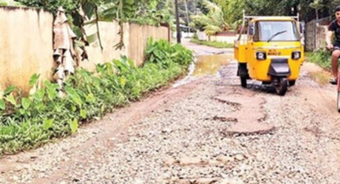 തകര്ന്ന് തരിപ്പണമായി കൊട്ടാണിപ്രാൽ-പുതുക്കുളങ്ങര റോഡ് തകര്ന്ന് തരിപ്പണമായി കൊട്ടാണിപ്രാൽ-പുതുക്കുളങ്ങര റോഡ്