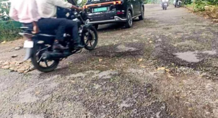 കുണ്ടും കുഴിയും നിറഞ്ഞ് തിരുവല്ല റെയിൽവേ സ്റ്റേഷൻ റോഡ് കുണ്ടും കുഴിയും നിറഞ്ഞ് തിരുവല്ല റെയിൽവേ സ്റ്റേഷൻ റോഡ്