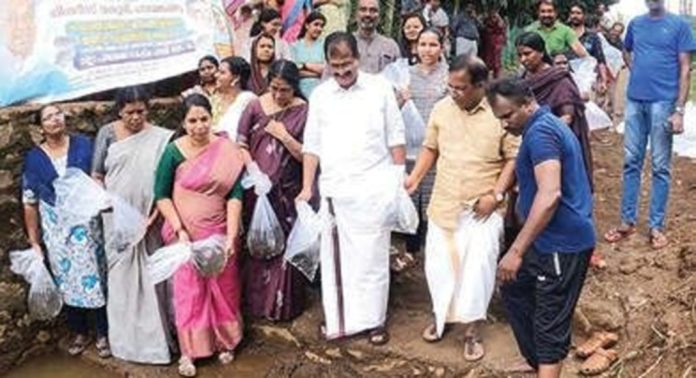 തിരുവല്ല തോണ്ടറക്കടവിൽ മത്സ്യക്കുഞ്ഞുങ്ങളെ നിക്ഷേപിച്ചു തിരുവല്ല തോണ്ടറക്കടവിൽ മത്സ്യക്കുഞ്ഞുങ്ങളെ നിക്ഷേപിച്ചു